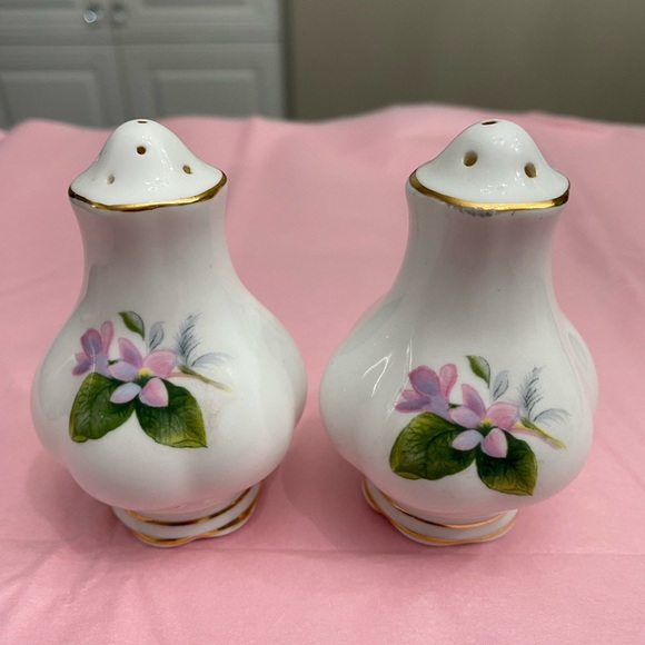 EUC VTG ROYAL ALBERT BONE CHINA SALT AND PEPPER SHAKERS IN “MAYFLOWER” PATTERN - Picture 5 of 10